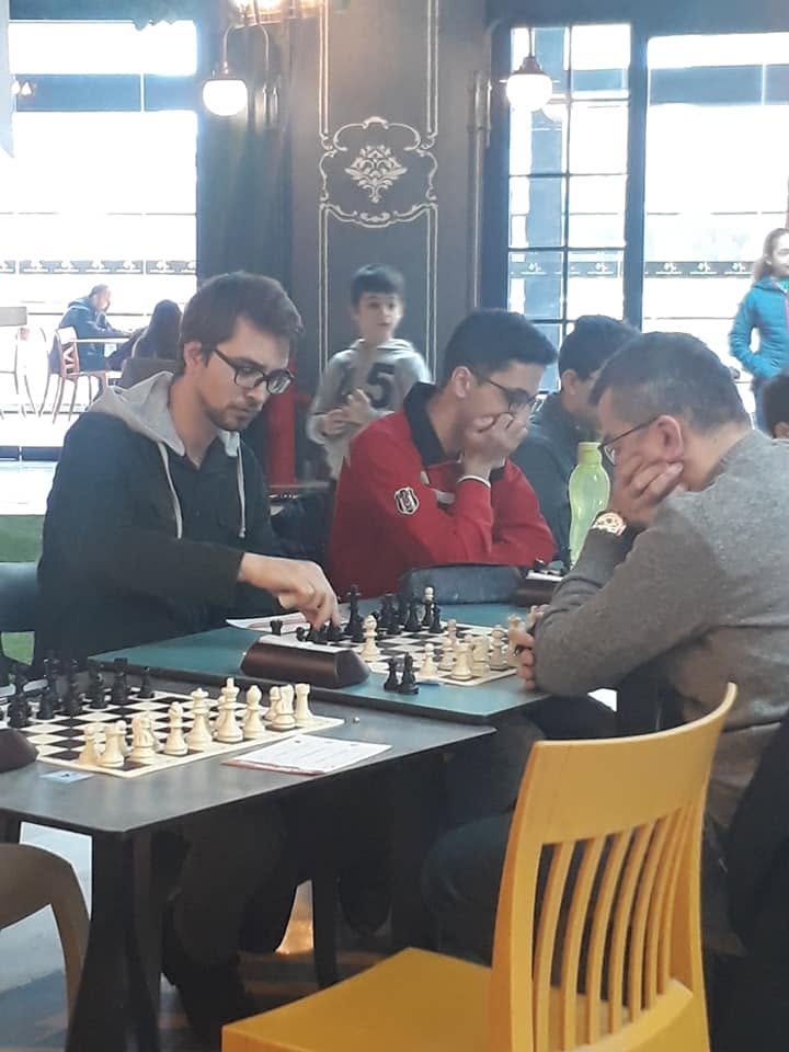Mircea making a move during a live chess tournament game